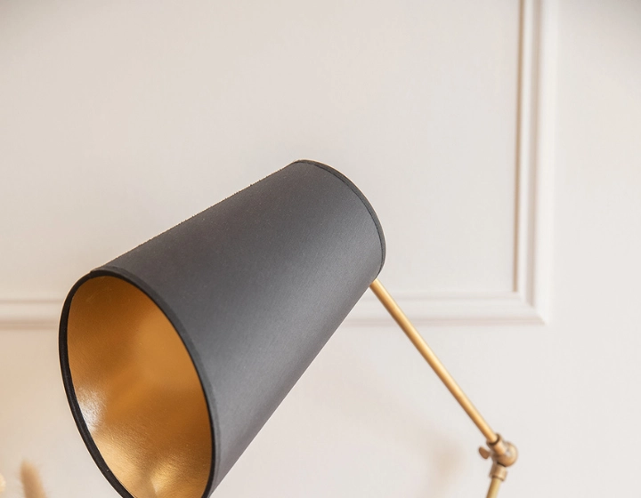 Lampe de bureau articulée noire abat jour noir intérieur doré