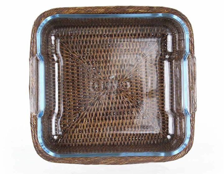 Fuente de pyrex cuadrada con soporte de ratán marrón