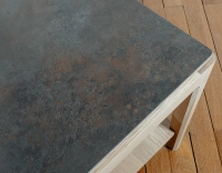 Mesa de centro cuadrada de roble y cerámica con estante en madera tinte natural tablero cerámico marrón oxidado 100x100 cm