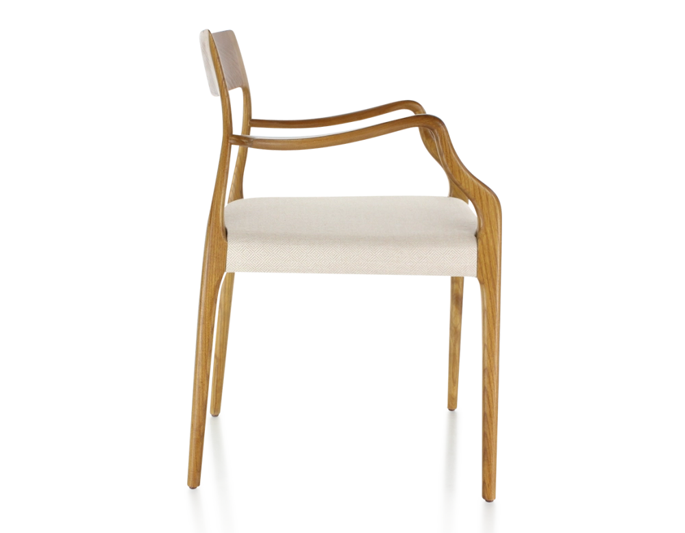 Chaise scandinave avec accoudoirs bois teinte merisier assise tissu chevron beige