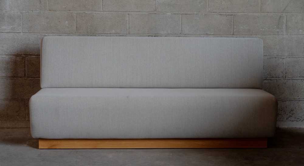 Banquette socle en chêne naturelle assise tissu beige naturel