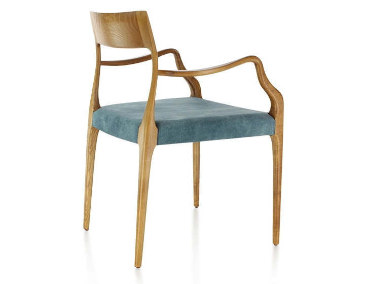 Chaise scandinave avec accoudoirs bois teinte merisier assise tissu velours bleu pétrole