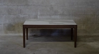 Mesa de centro rectangular de roble y cerámica con madera tintada marrón oscuro tablero cerámico efecto mármol blanco 100x050 cm