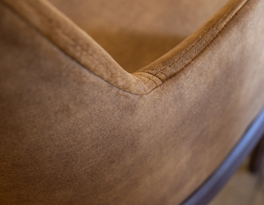 Chaise design avec accoudoirs bois teinte marron foncé et tissu velours bronze