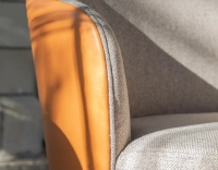Fauteuil design cuir caramel et tissu brun