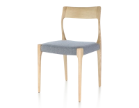 Silla escandinava madera tinte natural asiento tejido chevron azul