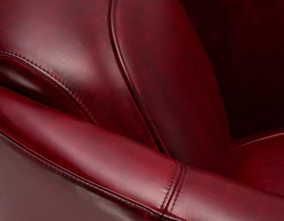 Sillón club de piel rojo carmín