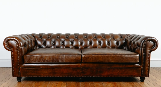 Canapé Chesterfield cuir 3 places marron soutenu accoudoirs cloutés