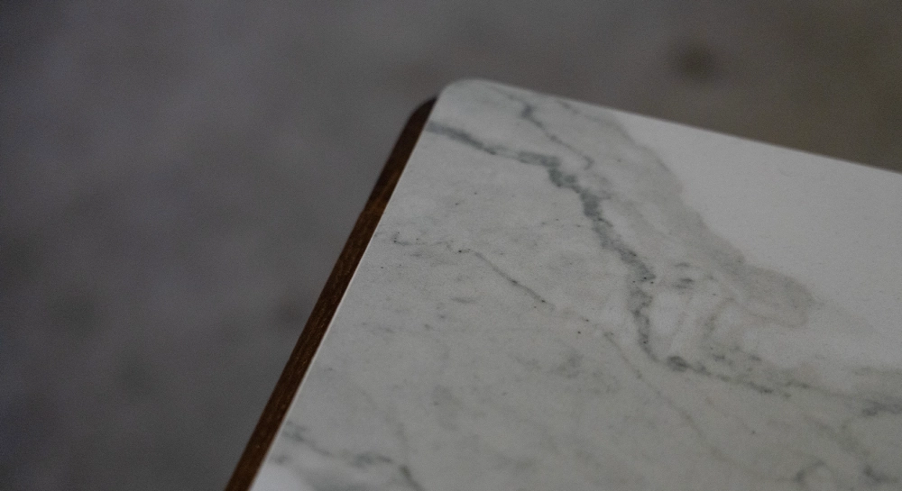 Mesa de centro rectangular de roble y cerámica con madera tintada marrón oscuro tablero cerámico efecto mármol blanco 100x050 cm